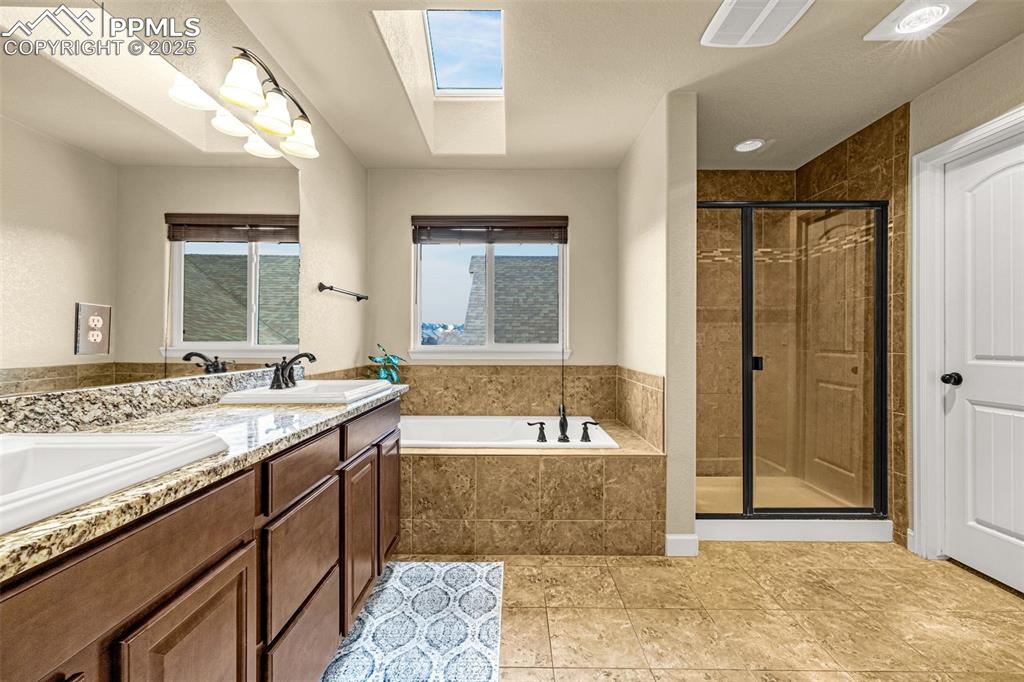 Image 22 of 38: Bathroom