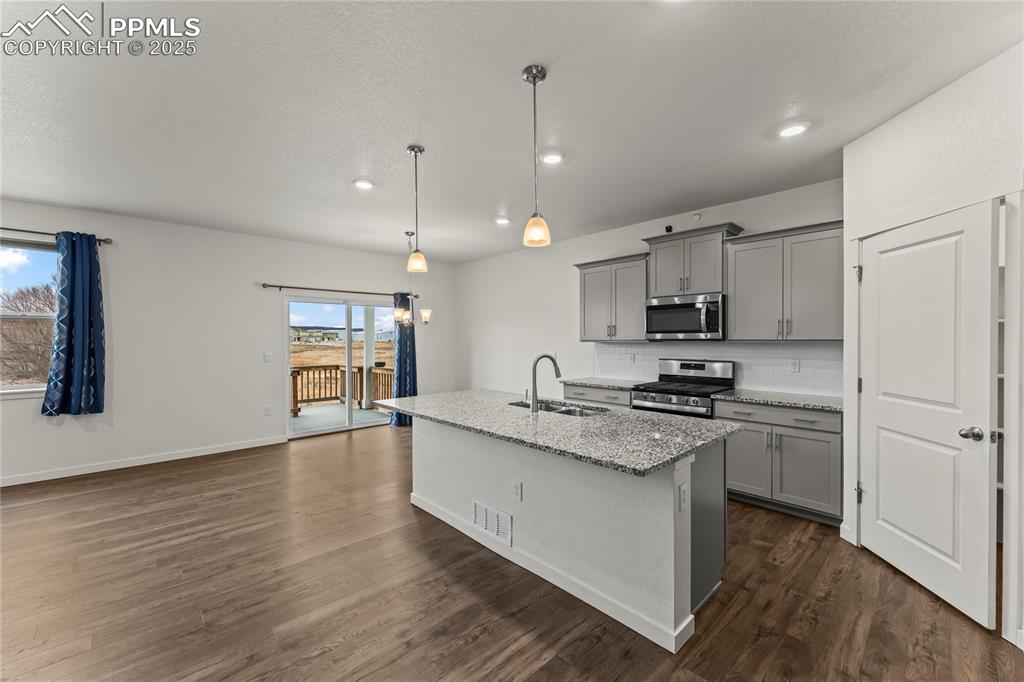 Image 7 of 44: Kitchen