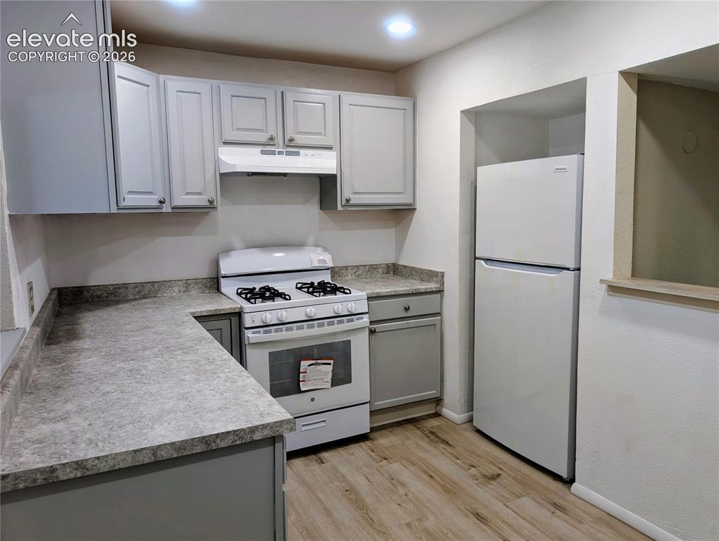 Image 5 of 39: Kitchen