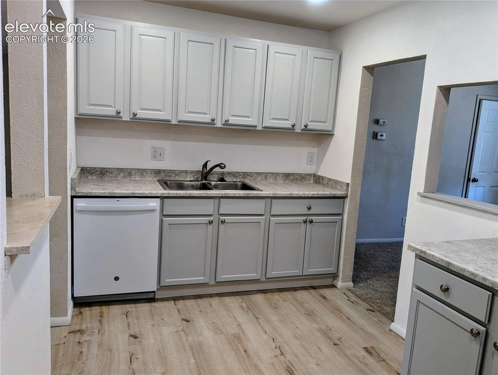 Image 7 of 39: Kitchen