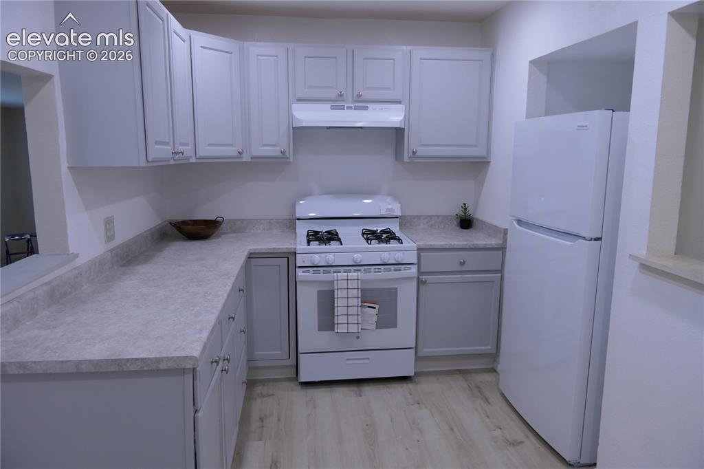Image 8 of 39: Kitchen