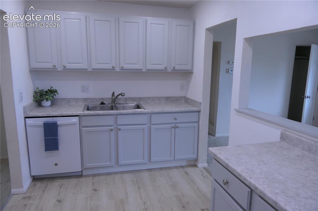 Image 9 of 39: Kitchen