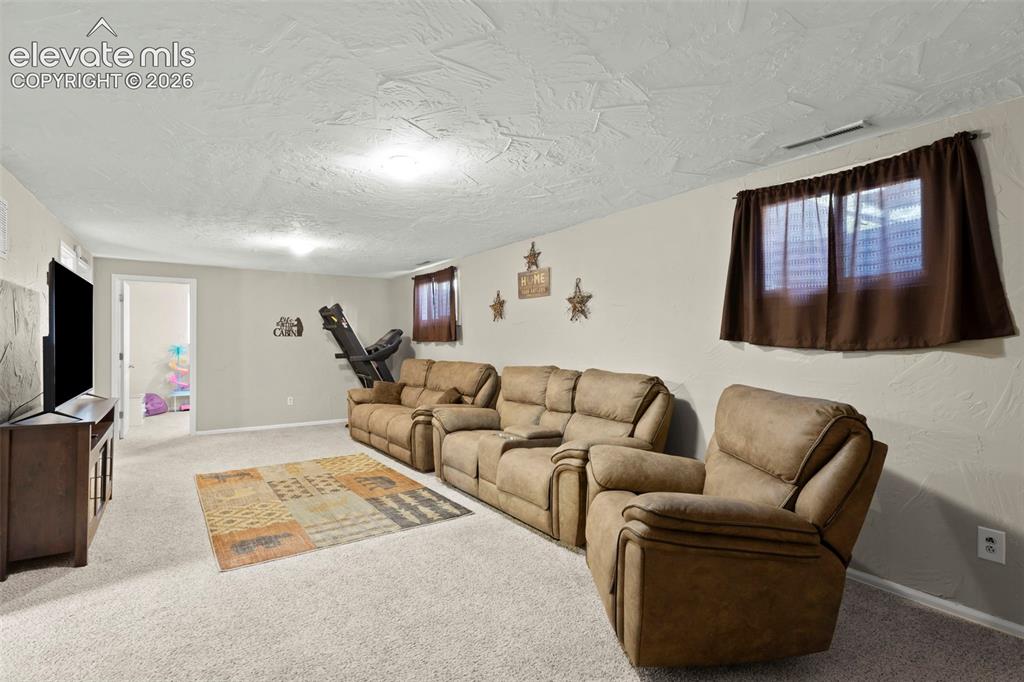 Image 18 of 30: Large living space