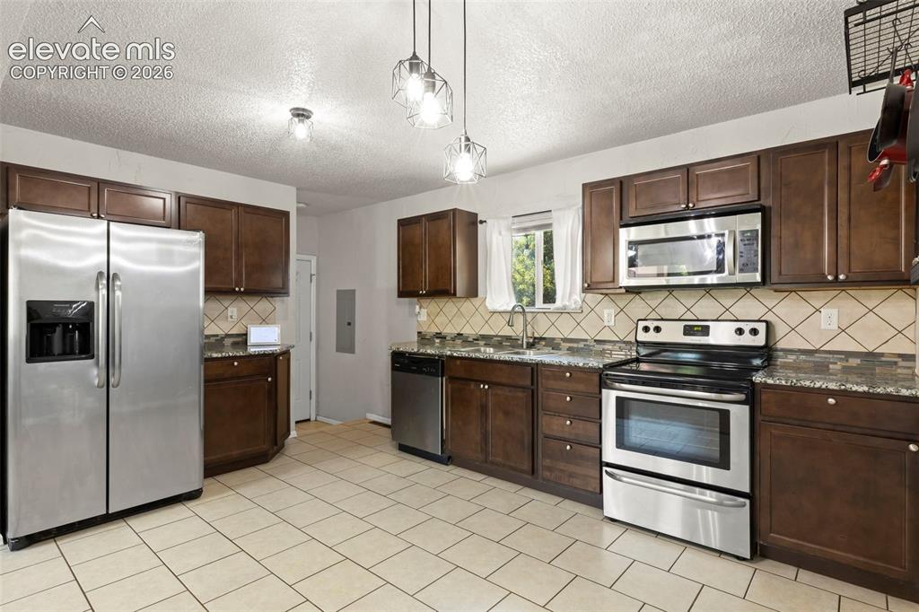 Image 9 of 30: granite-style countertops