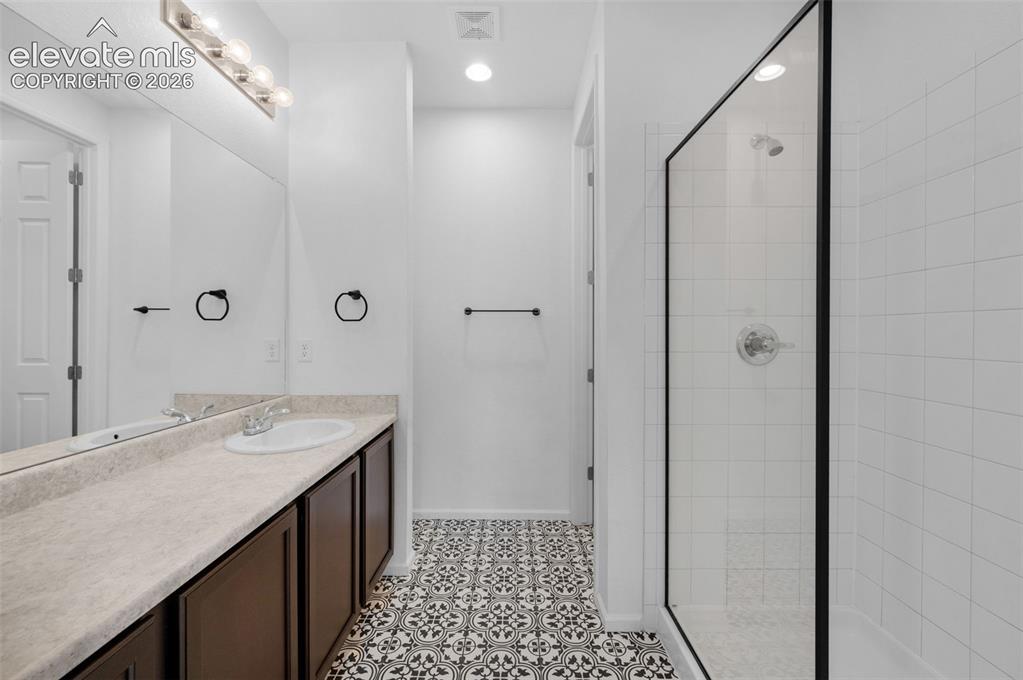 Image 20 of 36: Bathroom