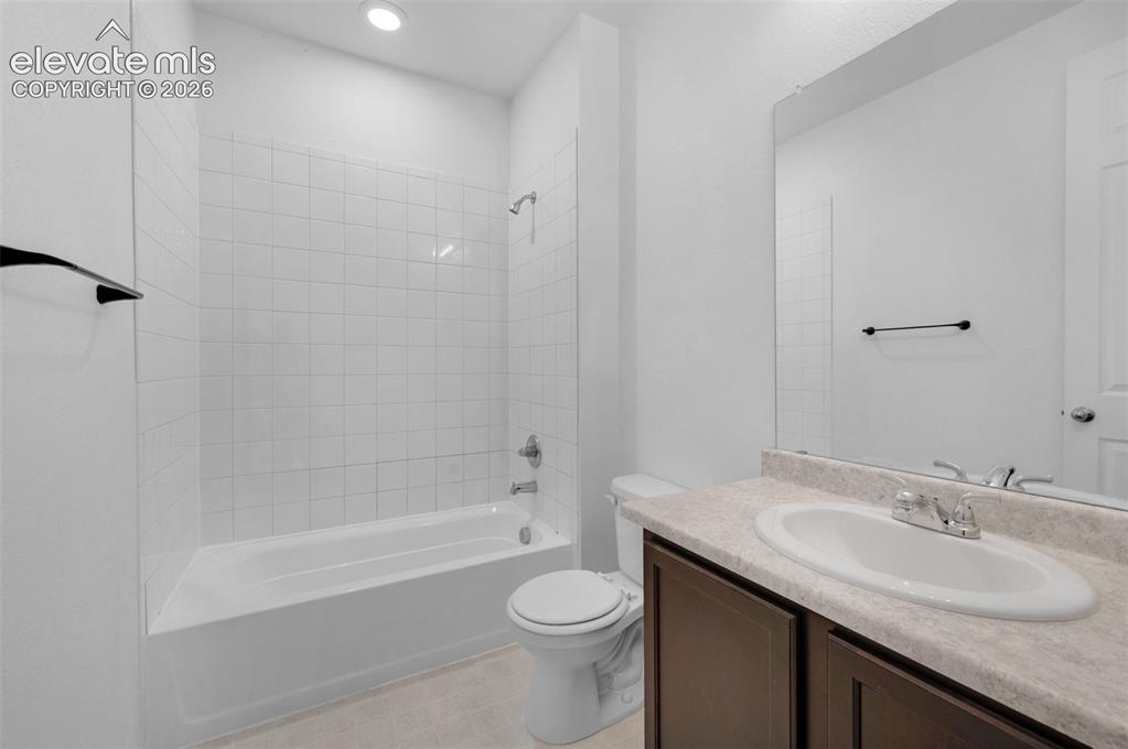 Image 26 of 36: Bathroom