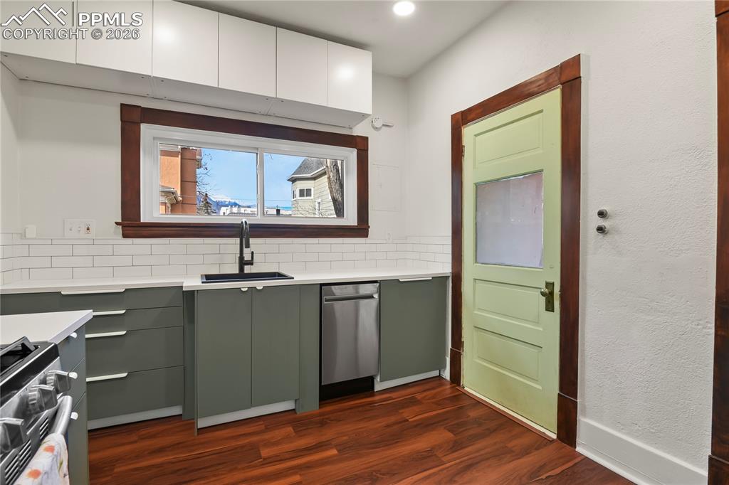 Image 10 of 37: Kitchen