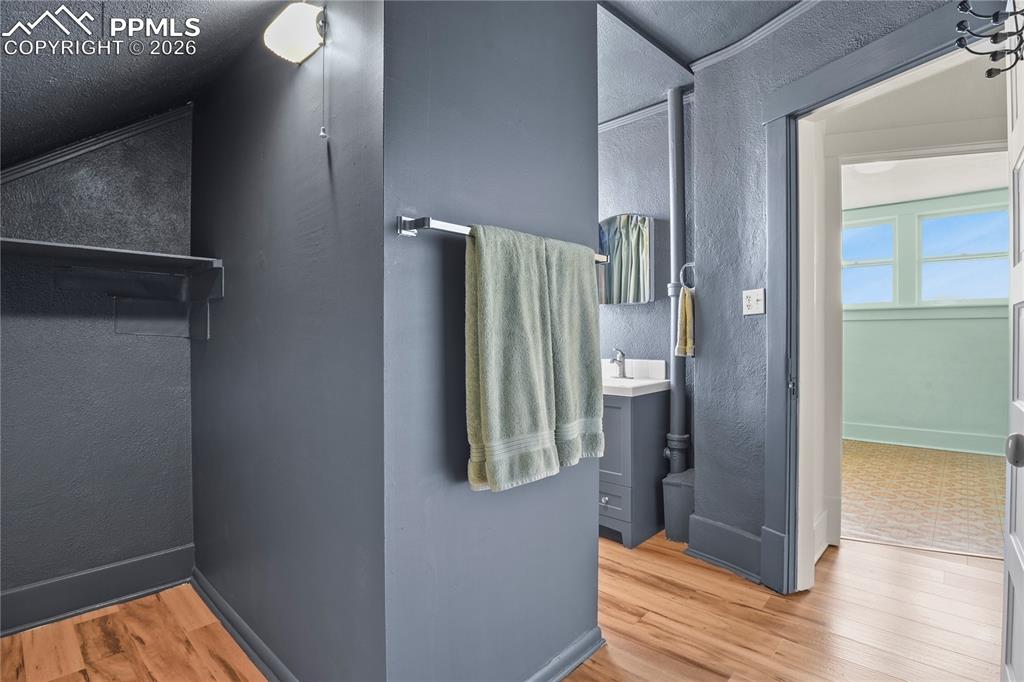 Image 21 of 37: Bathroom