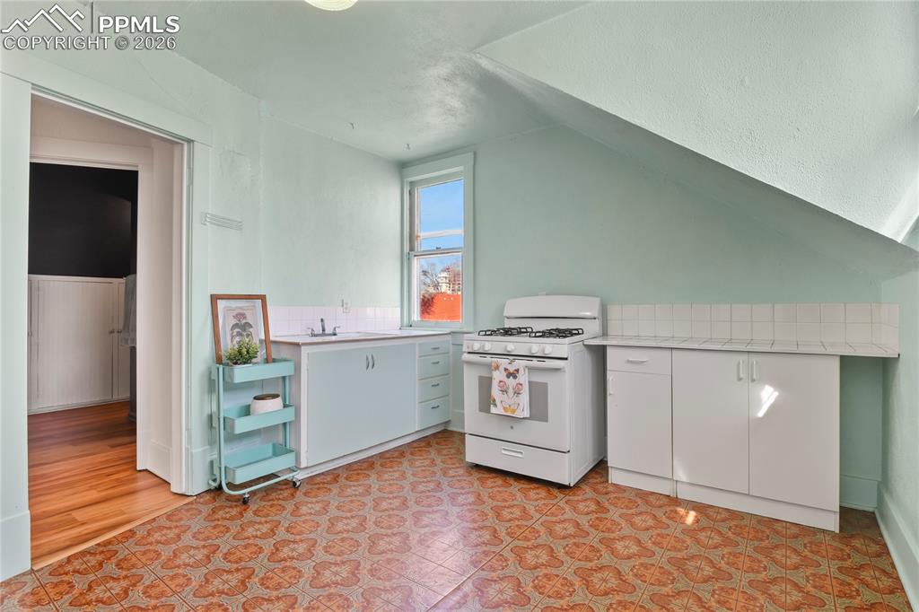 Image 25 of 37: Kitchen