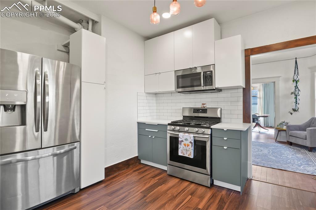 Image 9 of 37: Kitchen