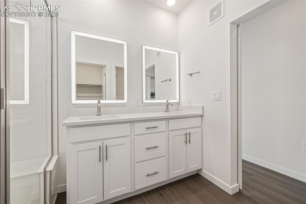 Image 20 of 22: Bathroom