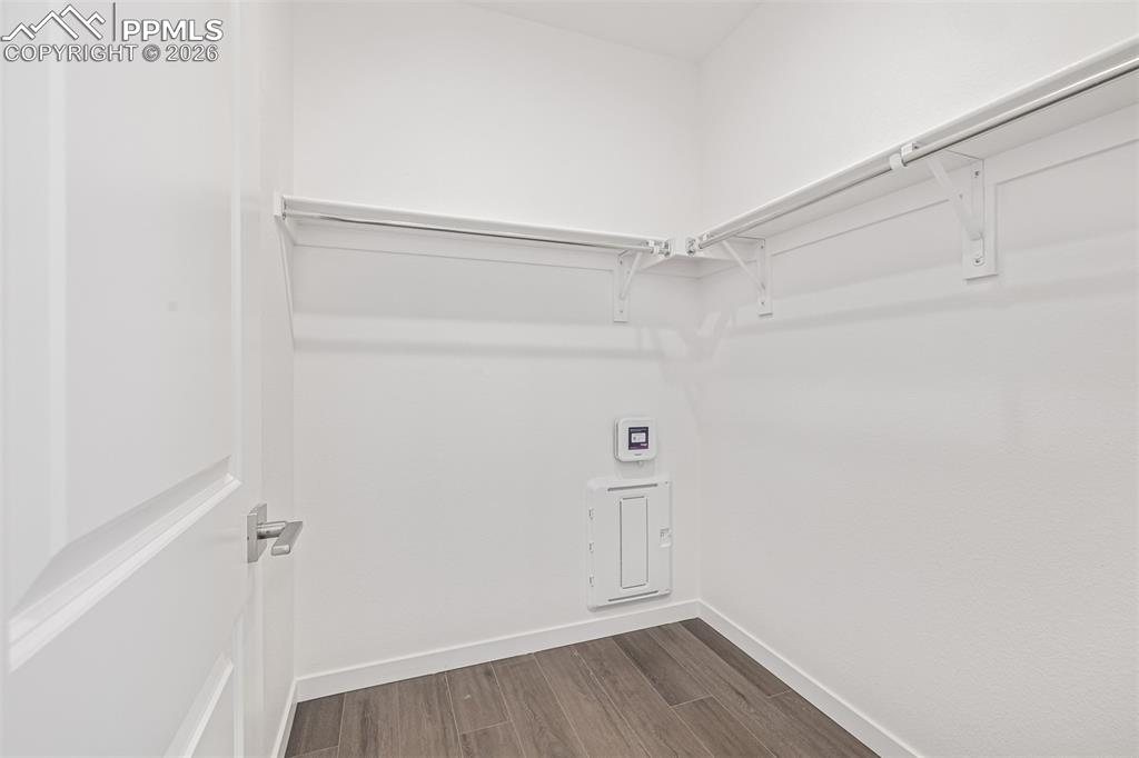 Image 21 of 22: Closet