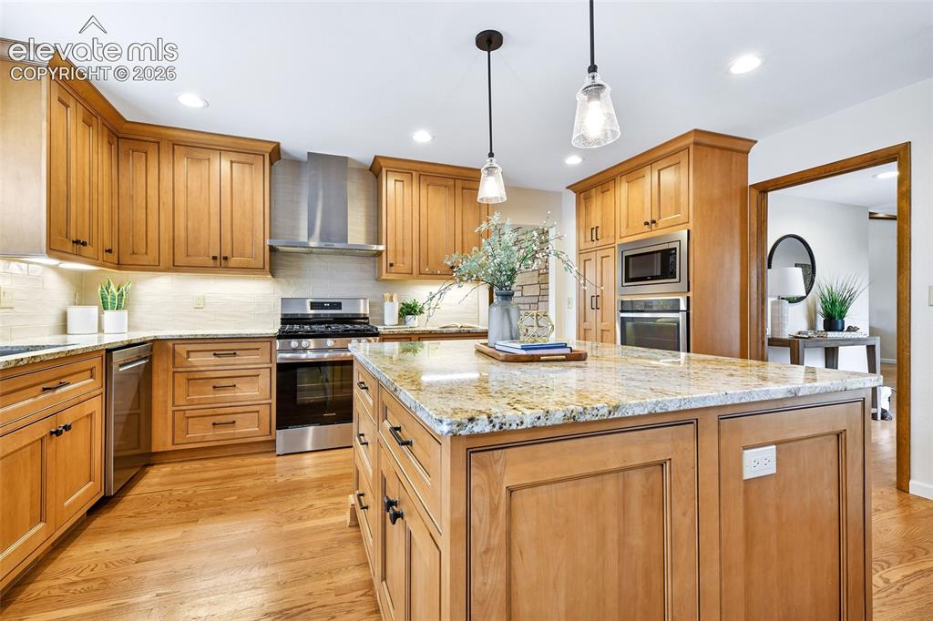Image 12 of 49: Deep drawers, stainless hood