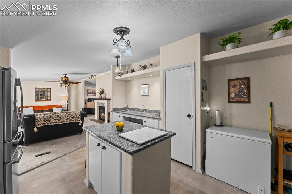 Image 16 of 36: Kitchen