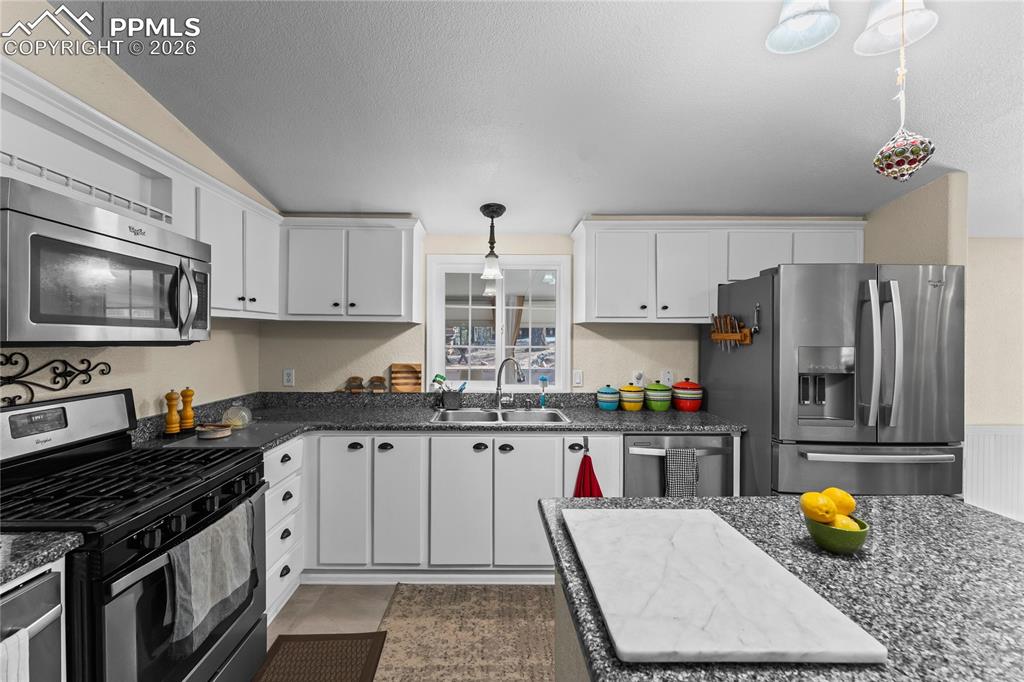 Image 18 of 36: Kitchen