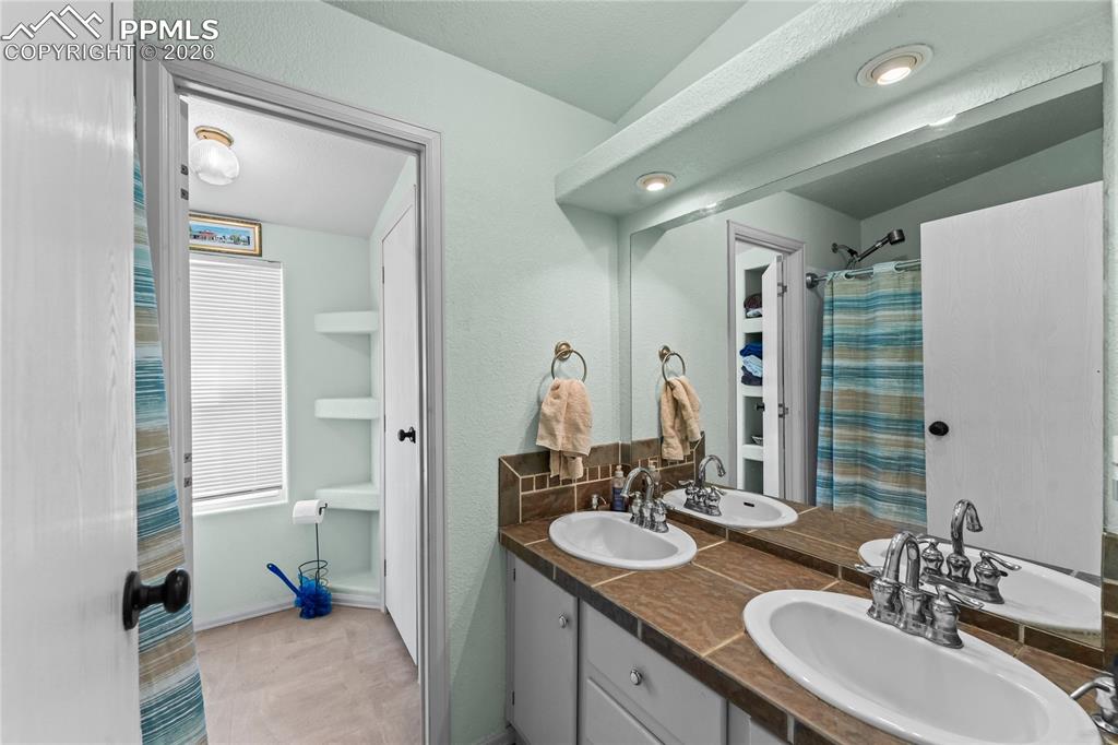 Image 20 of 36: Bathroom