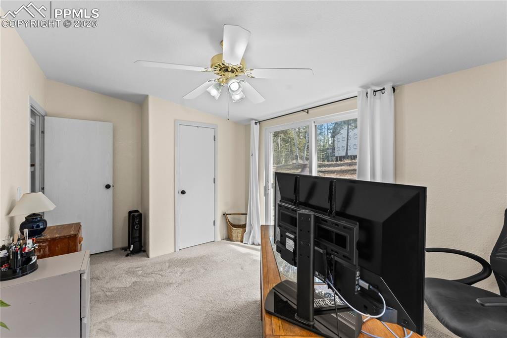 Image 22 of 36: Office