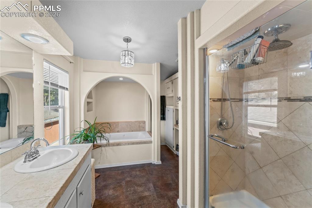 Image 27 of 36: Bathroom