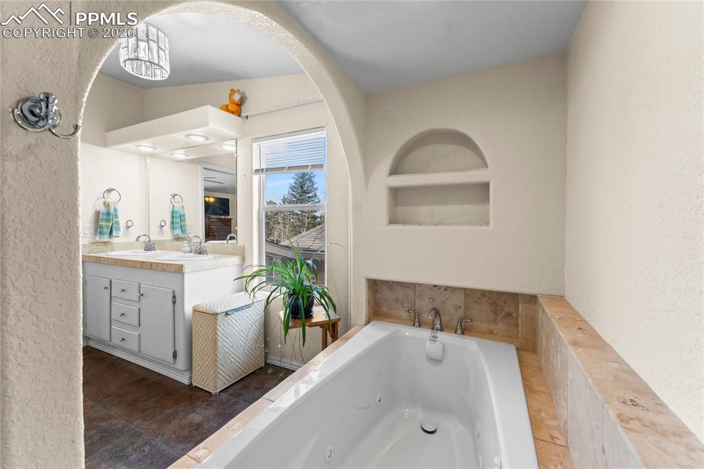 Image 29 of 36: Bathroom