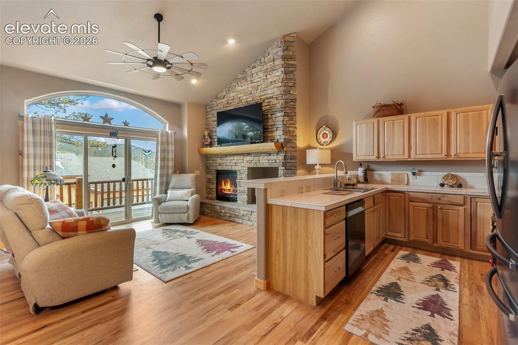 Image 15 of 36: Kitchen