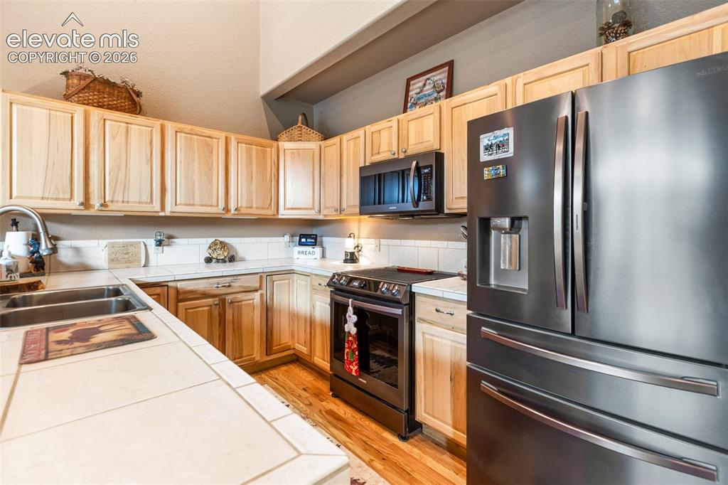 Image 16 of 36: Kitchen