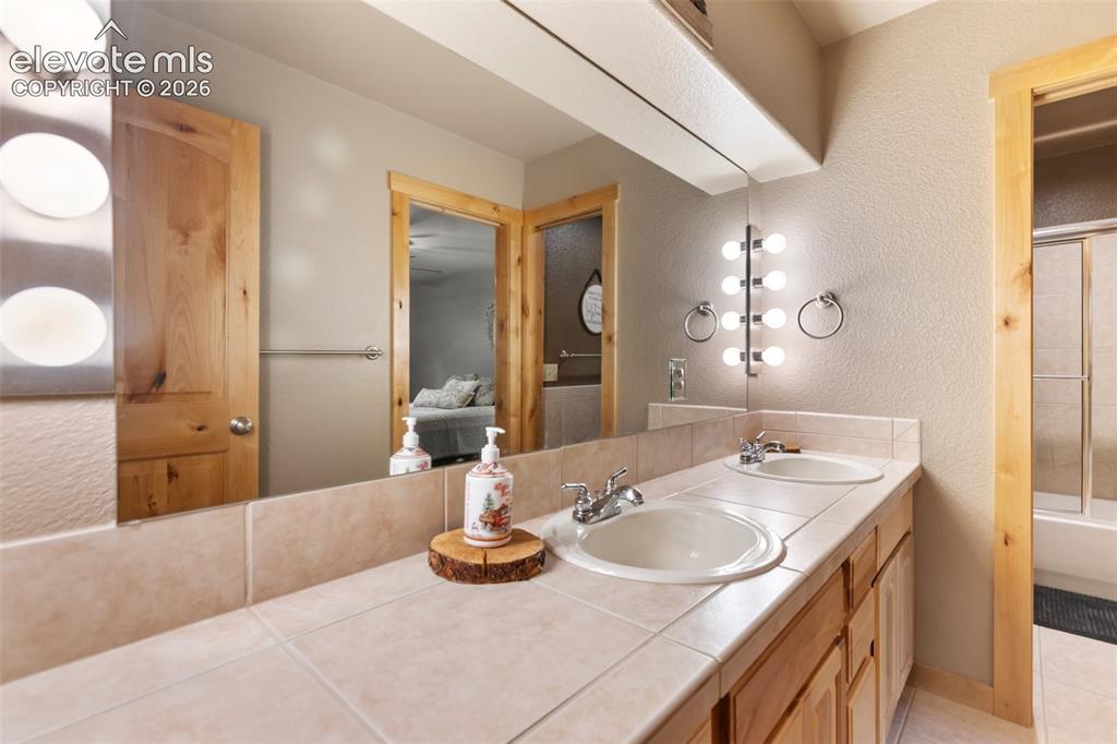 Image 25 of 36: Upper level Full Bath