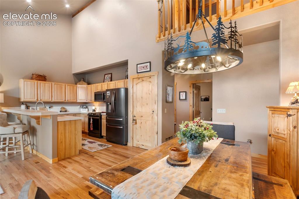Image 9 of 36: Dining Area