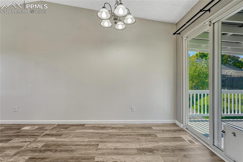 Image 13 of 50: Dining Area