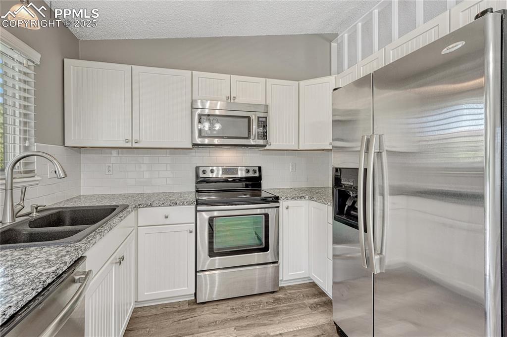 Image 14 of 50: New Kitchen