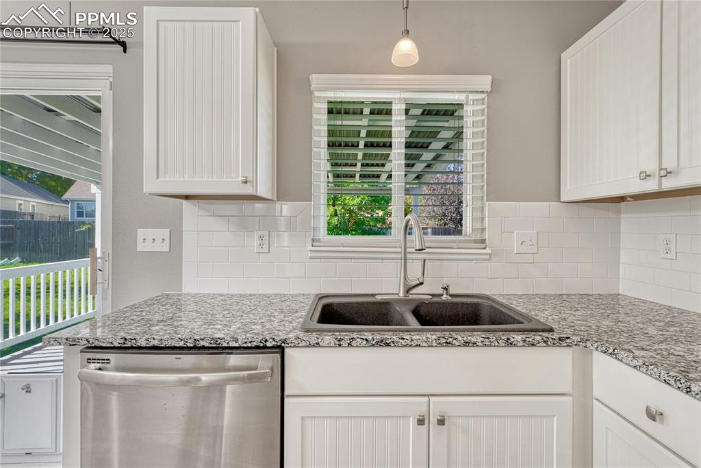 Image 16 of 50: Kitchen