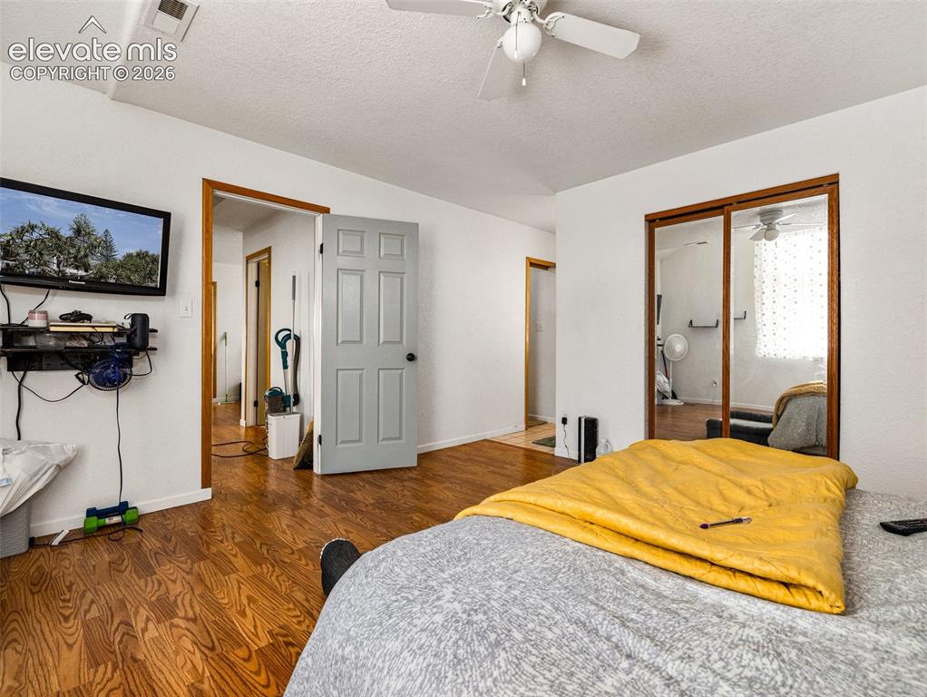 Image 12 of 44: Bedroom