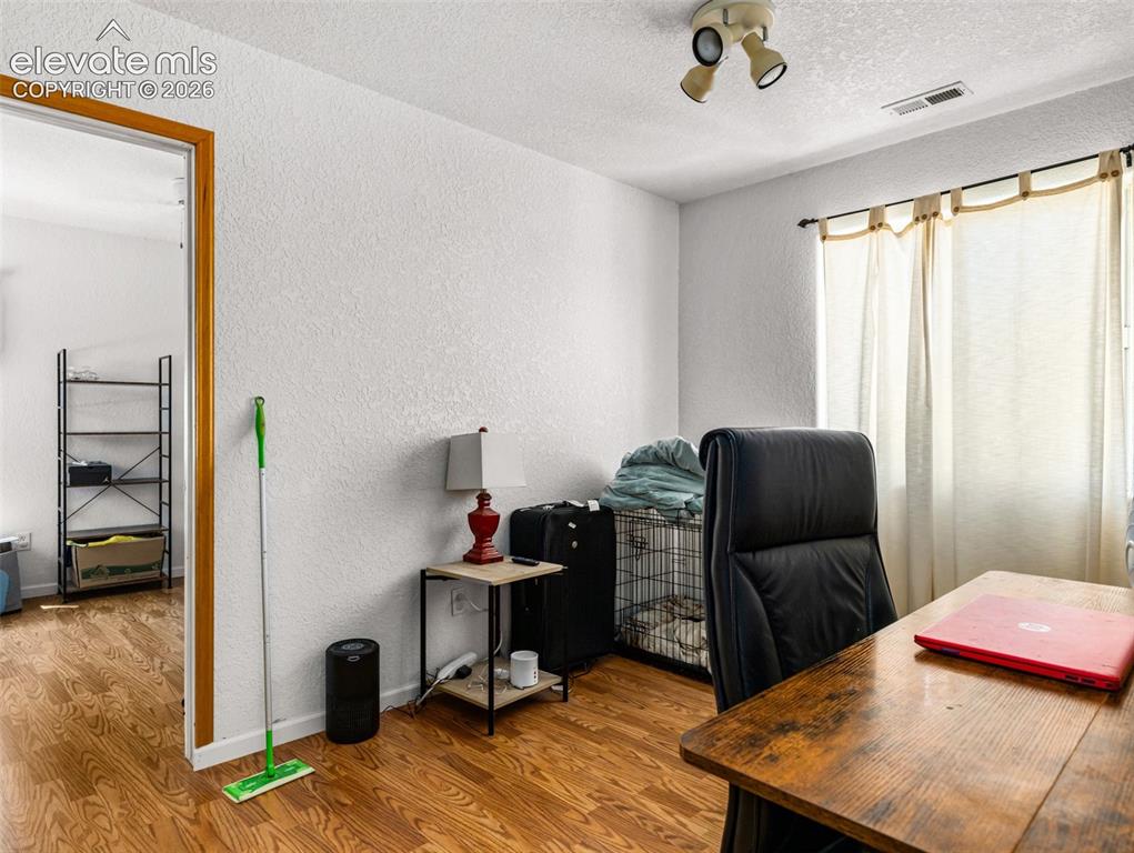 Image 16 of 44: Office
