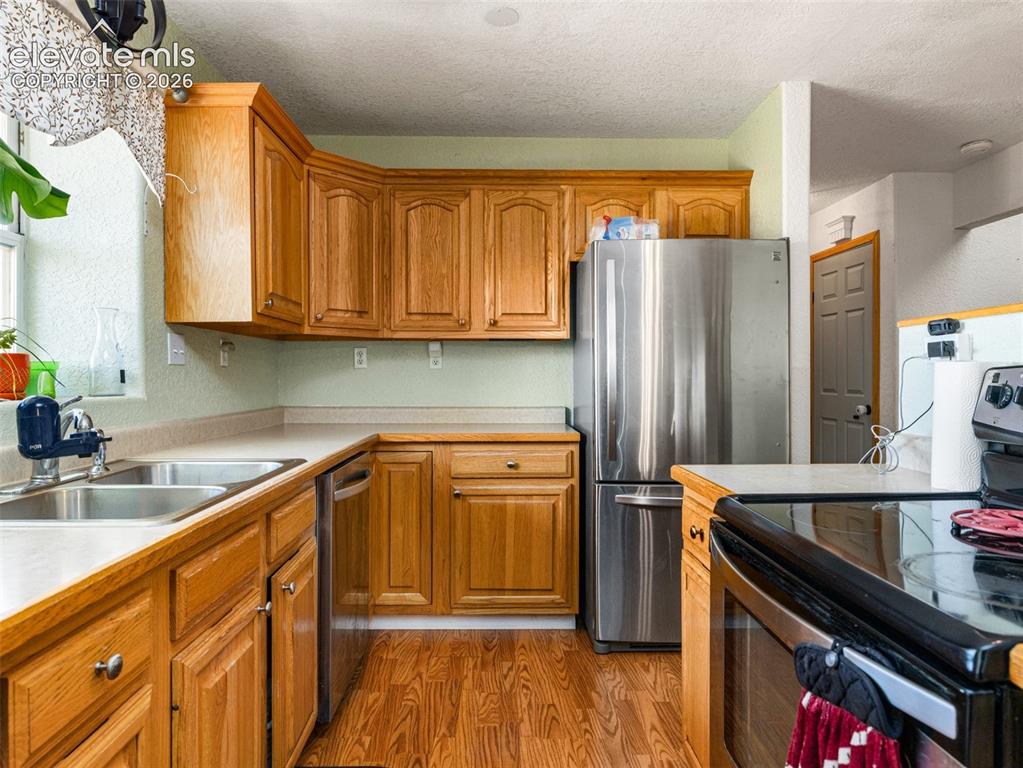 Image 6 of 44: Kitchen