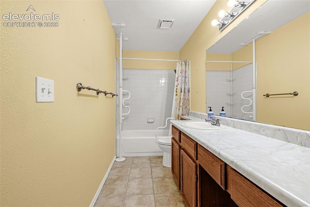 Image 14 of 33: Bathroom