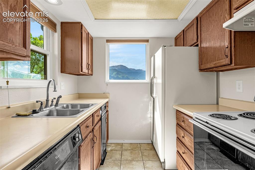 Image 28 of 33: Clear mountain views from the kitchen