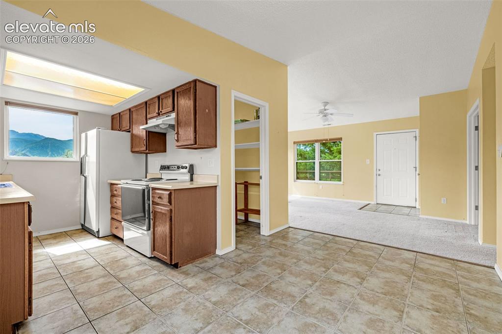 Image 8 of 33: Kitchen