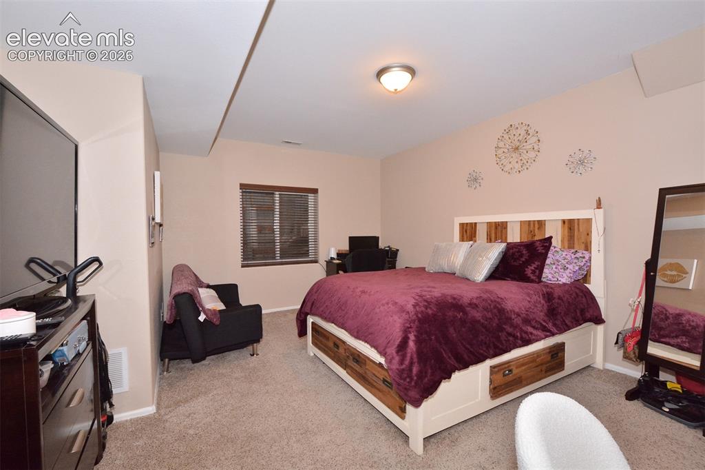 Image 20 of 24: Bedroom