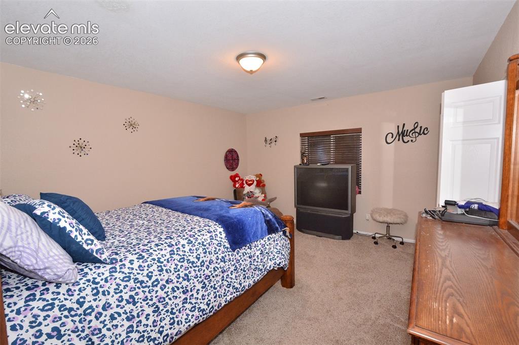 Image 22 of 24: Bedroom