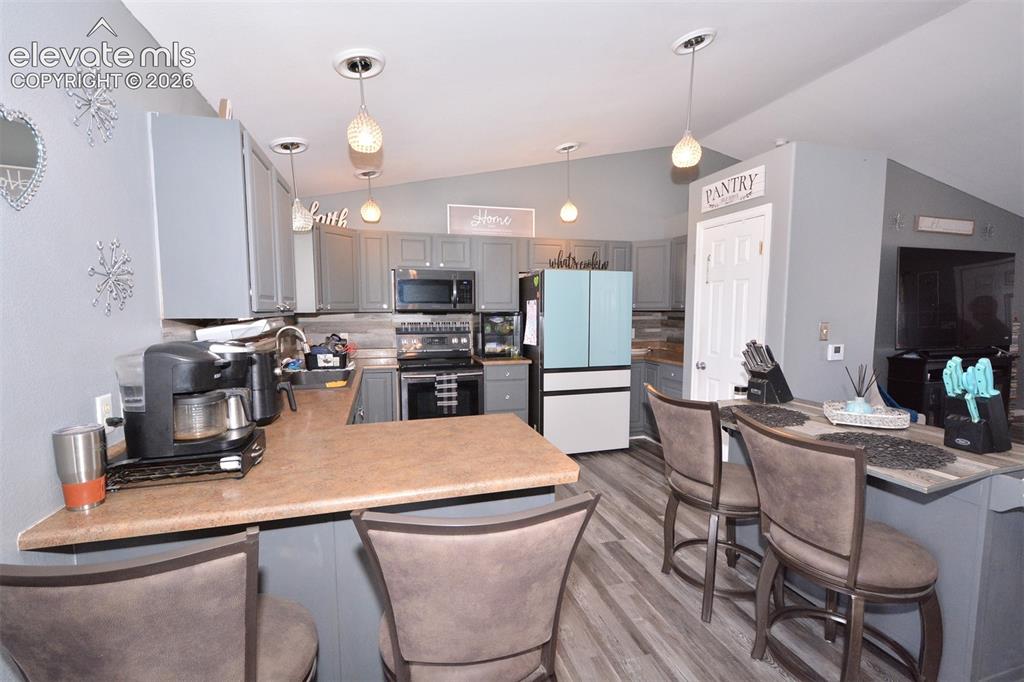 Image 7 of 24: Kitchen