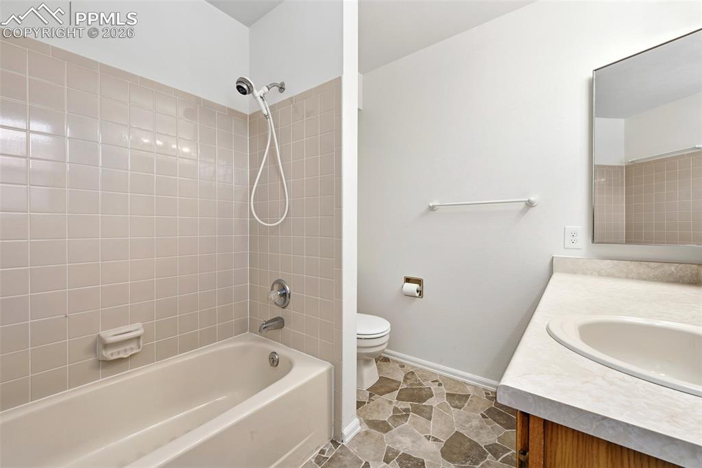 Image 13 of 20: Bathroom