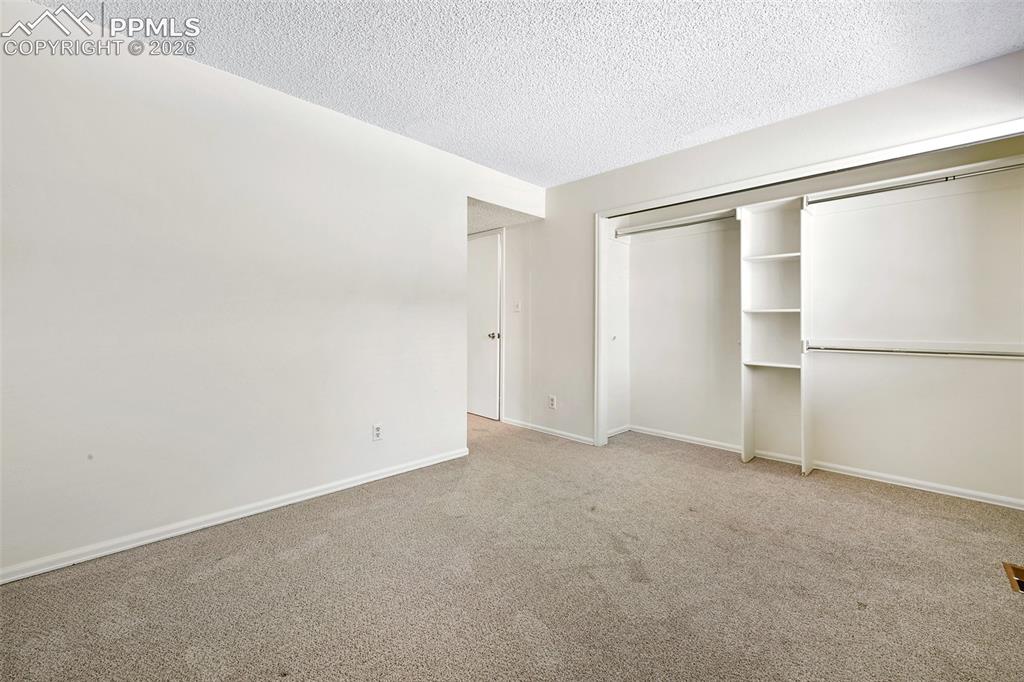 Image 15 of 20: Bedroom