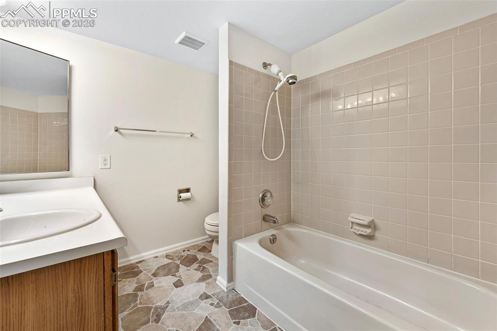 Image 16 of 20: Bathroom