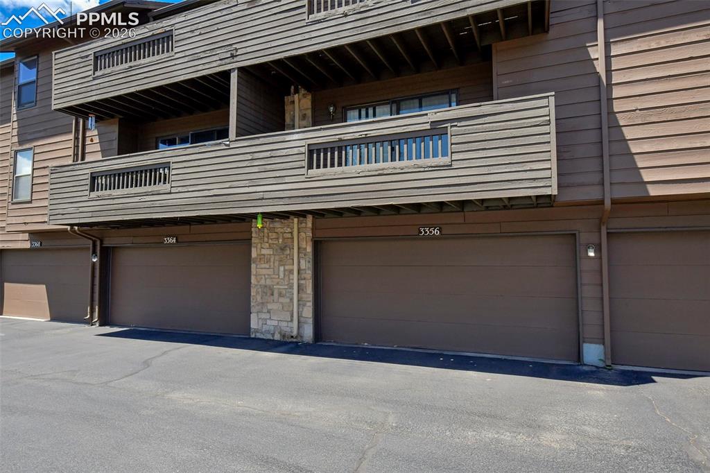 Image 17 of 20: Garage
