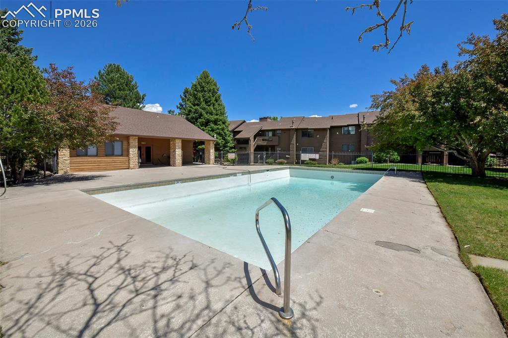 Image 19 of 20: Pool