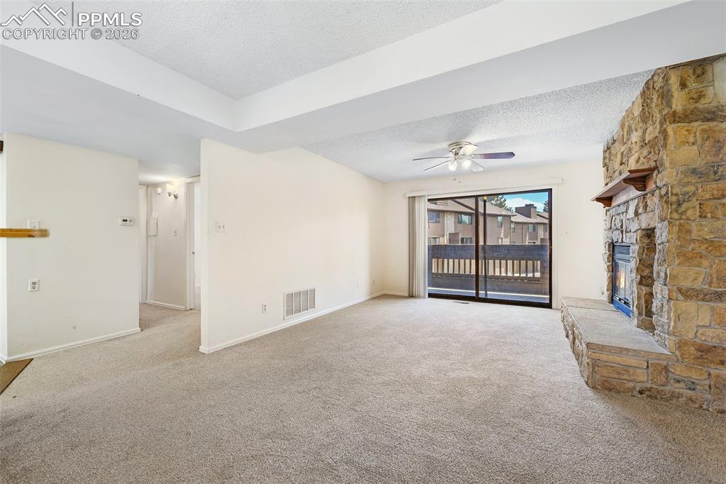 Image 4 of 20: Living Room