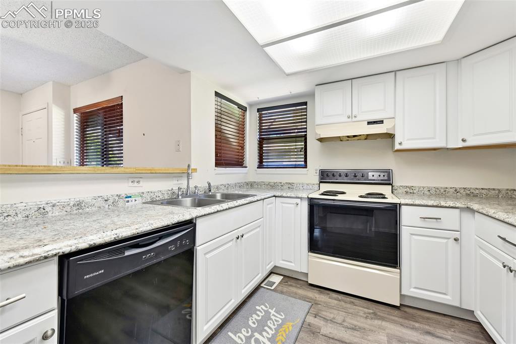 Image 8 of 20: Kitchen