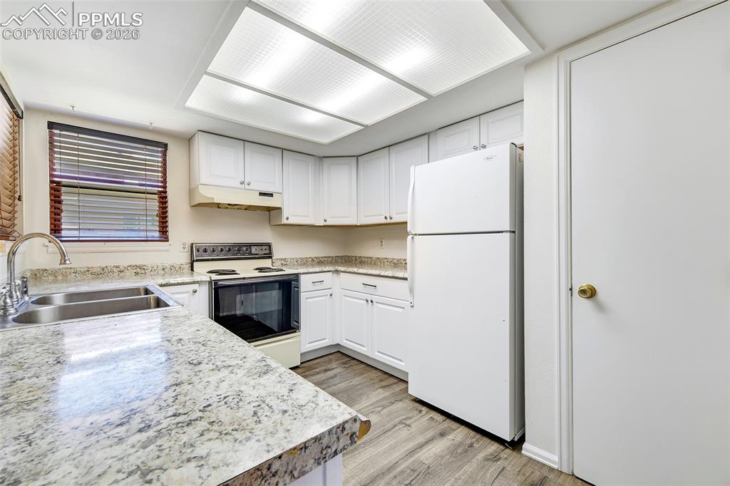 Image 9 of 20: Kitchen