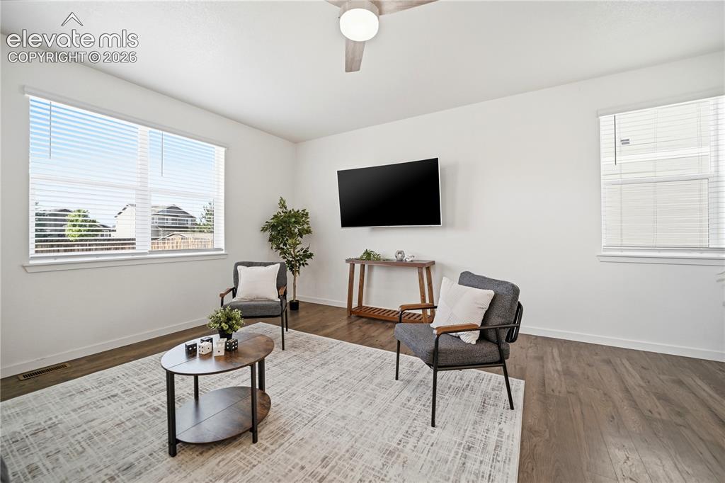 Image 11 of 50: Sitting Room