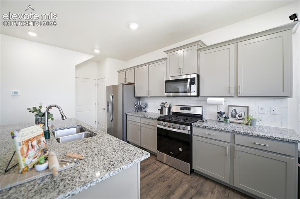 Image 16 of 50: Kitchen