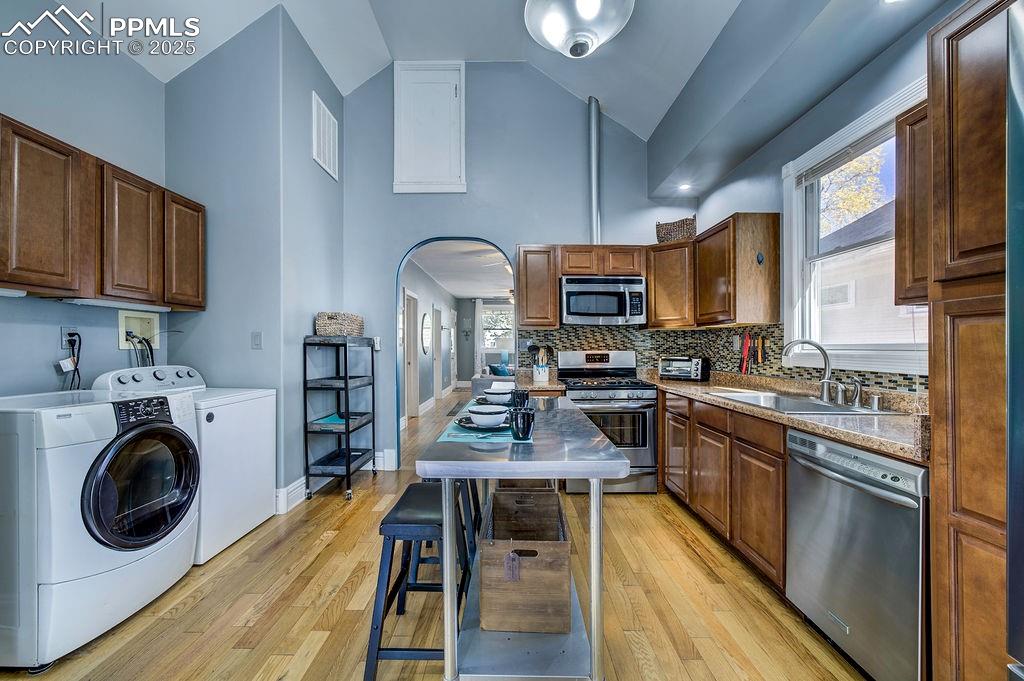 Image 13 of 27: Kitchen